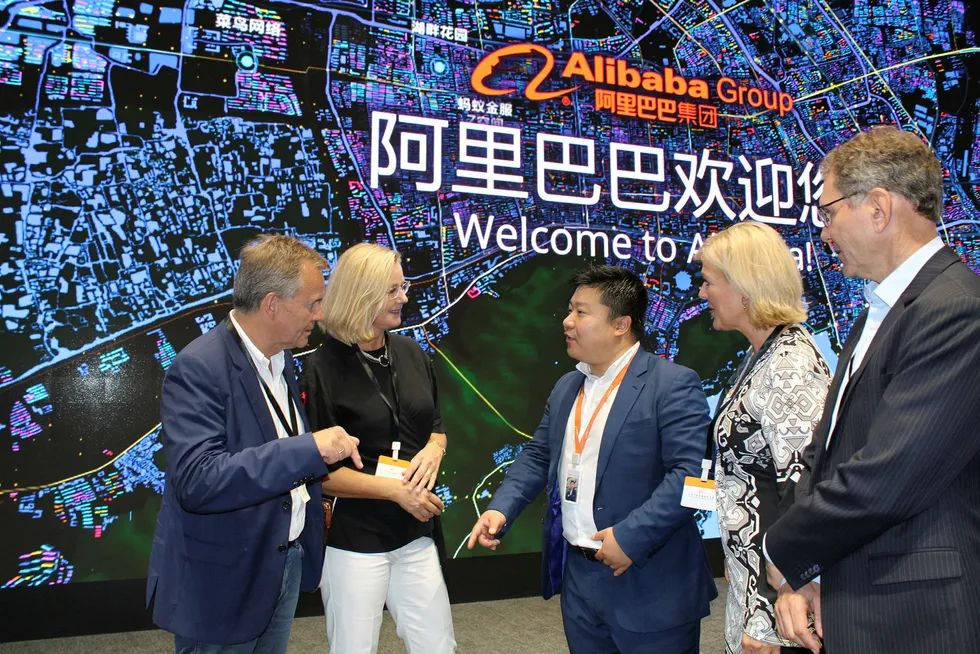 – Jeg må innrømme jeg er litt høy, sier konsernsjef Finn Haugan (til venstre) i Sparebank 1 Midt-Norge etter å ha besøkt kinesiske finansteknologiselskaper – her sammen med Anna-Lena Wretman (Swish), Yung Sung (Alibaba), Iren Tranvåd (Nordic Finance Innovation) og Øyvind Apelland (Aera) hos Alibaba.