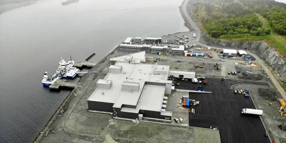 Den nye fabrikken til Lerøy Midt ferdigstilles. Fabrikken kostet rundt 700 millioner kroner, og ligger på Jøsnøya industriområde i Hitra kommune. Foto: Anders Furuset