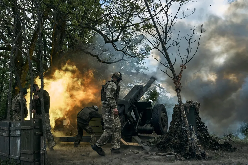 Ukrainas kamp mot russiske okkupanter er inne i en viktig fase. Ukrainske soldater avfyrer en kanon nær Bakhmut i Donetsk-regionen fredag.