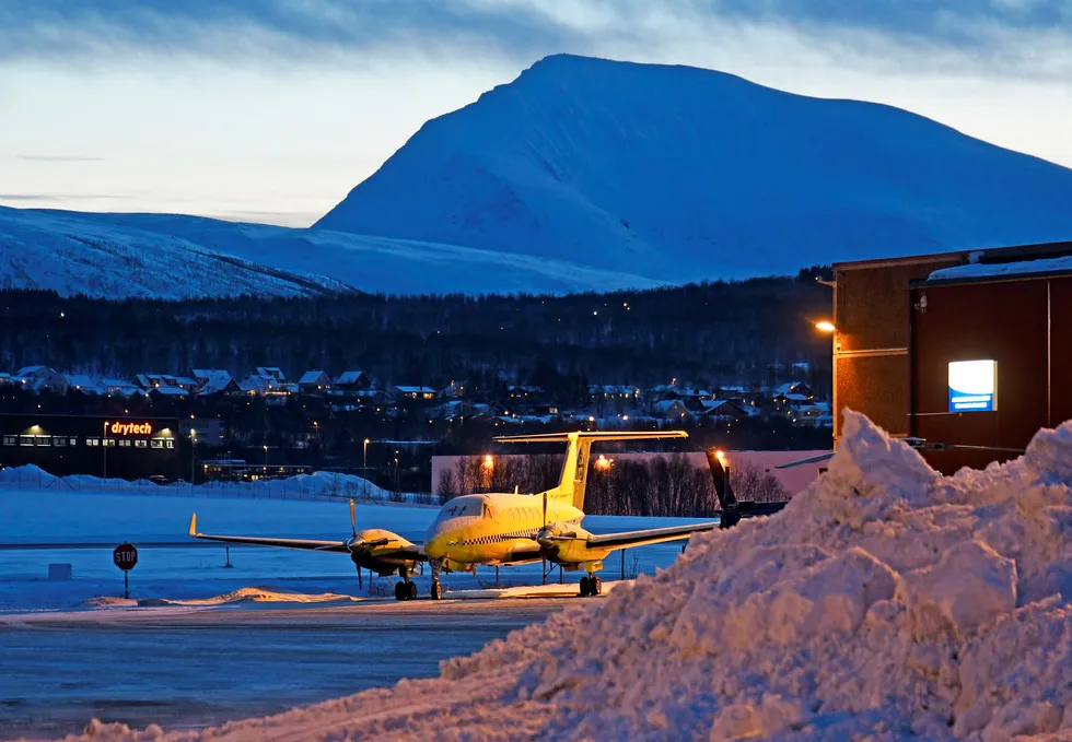 Babcock tok i juli over driften av alle ambulansefly i Norge. Selskapet har høstet kritikk for ikke å ha levert et godt nok tilbud i Nord-Norge.. Ambulansefly utenfor hangaren til Babcock i Tromsø.