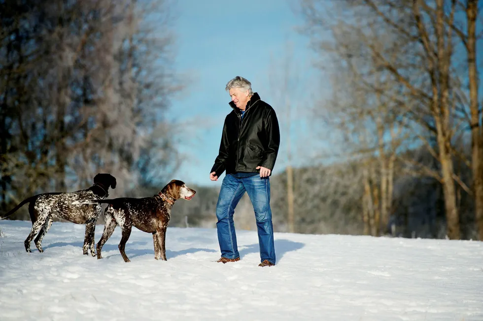 Tidligere fondskunde Tom Loe - med hundene Hoff og Enzo - kan få 120 000 kroner tilbake fra DNB hvis de taper saken. Foto: Elin Høyland