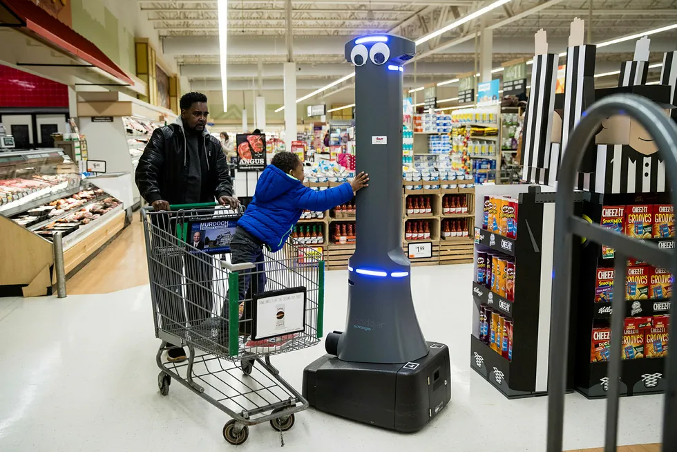 William Rucker og barnebarnet Justice (4) hilser på roboten Marty som vasker gulvene til Giant Food Stores i Harrisburg. I løpet av sommeren vil supermarkedkjeden ha 172 roboter i sving, og de langsiktige planene er å ha roboter i 500 butikker.