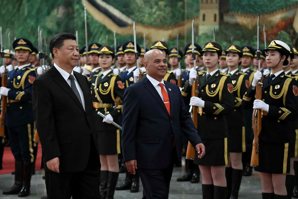 Frykten for Kina og president Xi Jinping (til venstre) blir stadig forsterket. Her inspiserer Xi æresgarden sammen med Mikronesias president David Panuelo.