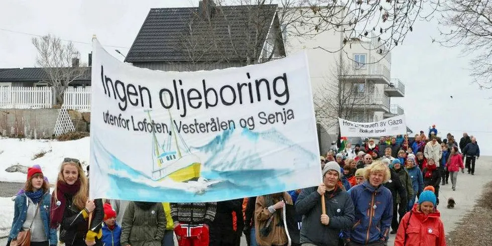 OLJEKAMP: Debatten om oljeboring utenfor Lofoten, Vesterålen og Senja har gått i flere tiår. Nå knyttes det stor spenning til neste års landsmøte i Ap. Foto: Folkeaksjonen