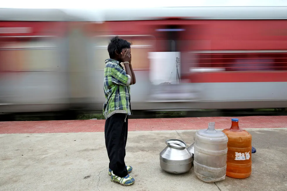 10 år gamle Siddharth Dhage må reise 14 kilometer med tog fra landsbyen sin i den indiske delstaten Maharashtra for å hente friskt vann.