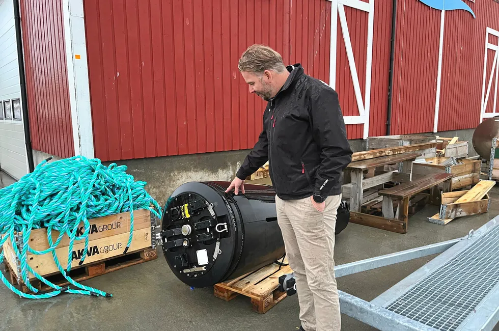 Alf-Gøran Knutsen er daglig leder i Kvarøy Fiskeoppdrett. Her på kaia foran kontoret, med en luselaser fra Stingray.