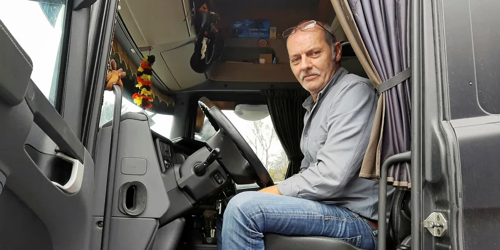 Langtransportsjåfør Dirk Vesschemoet venter på neste oppdrag. Det blir lange kjørerturer i disse dager, da ferjene til Danmark er innstilte og han må kjøre via Oslo.