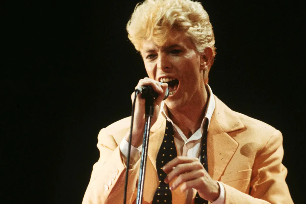 Den store omveltningen. På 1980-tallet byttet David Bowie både plateselskap, frisør og diett, og kom opp med «Let's Dance». Slik ble han den verdensstjernen han ofte hadde gitt inntrykk av at han var.