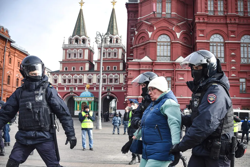 Det minner for mye om Putins gjentatte grep for å få kontroll på meningsrommet i Russland, skriver Julie Wilhelmsen om Frithjof Jacobsens artikkel. Politi aksjonerer mot demonstranter i Moskva 13 mars.