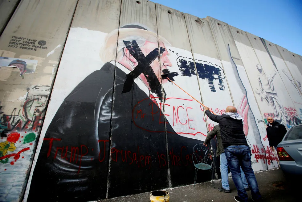 I Betlehem ble ikke president Donald Trumps beslutning om å flytte USAs ambassade til Jerusalem godt tatt imot. Her krysser en palestinsk mann ut et graffitimaleri av Trump på den israelske sikkerhetsmuren som går gjennom byen. Foto: Mussa Issa Qawasma/Reuters/NTB Scanpix