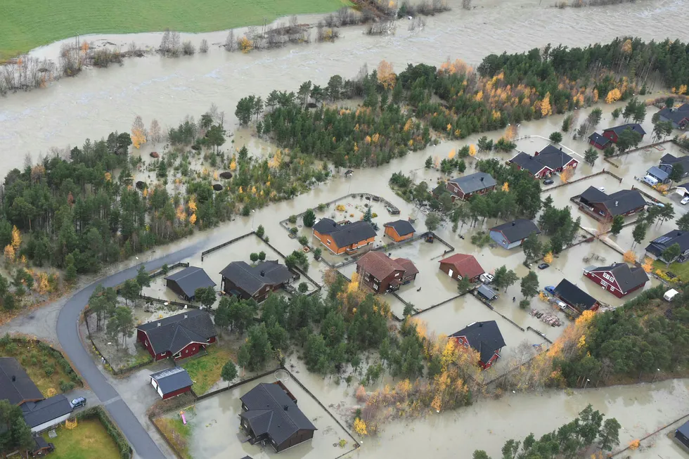 Bilder tatt fra politihelikopteret av flommen i Skjåk.