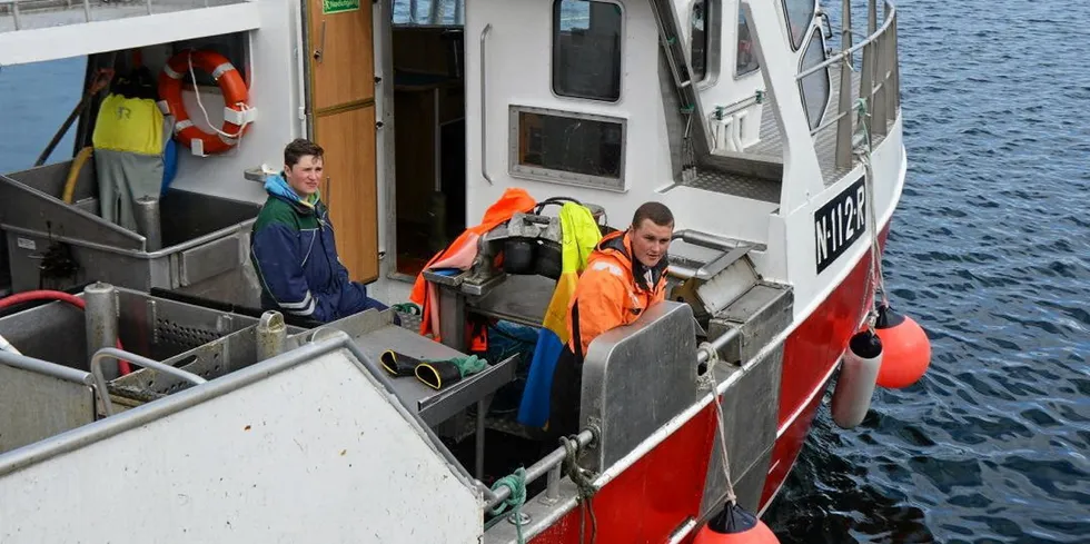 Det er like lett å komme seg inn i fiskerinæringen som alt annet, så lenge du vil jobbe, skriver Jacob Heløy. Her med broren Sivert (t.v.).