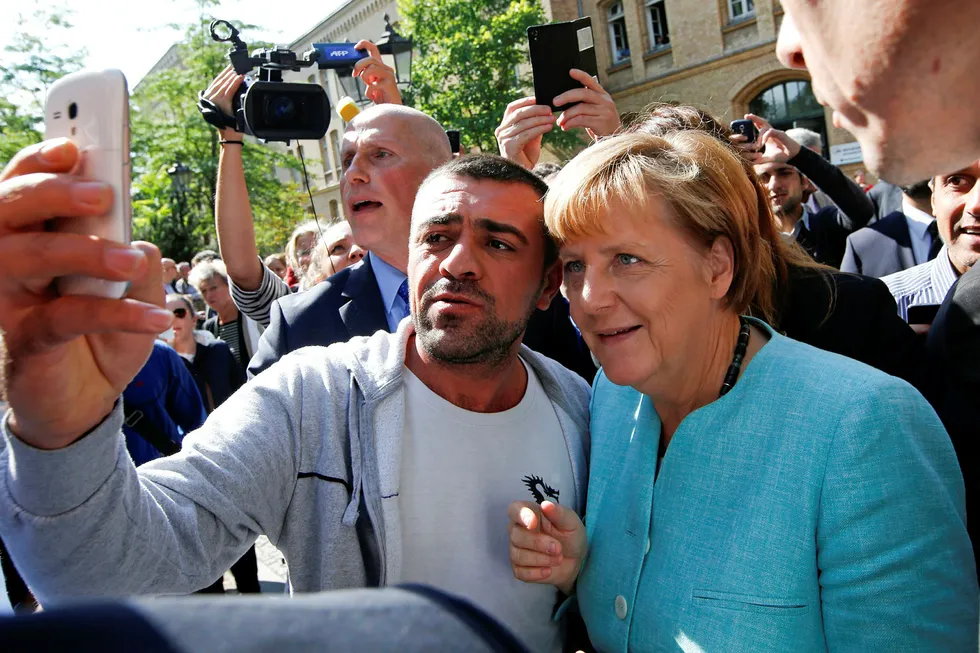 Tysklands forbundskansler Angela Merkel truer med økonomiske starffetiltak mot EU-land som ikke vil ta imot flyktninger. Her under et besøk på et flyktningmottak i Berlin. Foto: Fabrizio Bensch/Reuters/NTB Scanpix