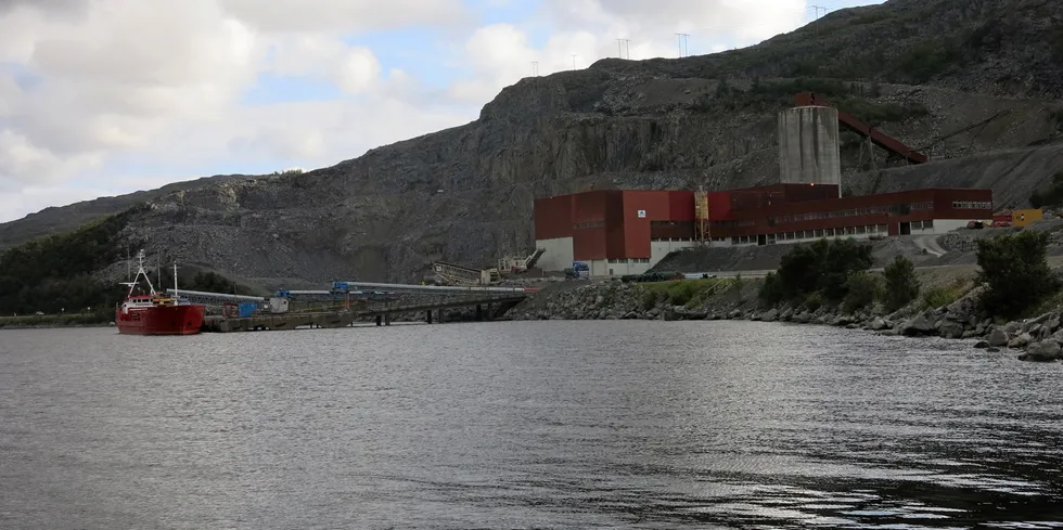 Nussir ASA har fått tillatelse til å bygge kobbergruve i Nussir-fjellet og dumpe restmassene i Repparfjorden.