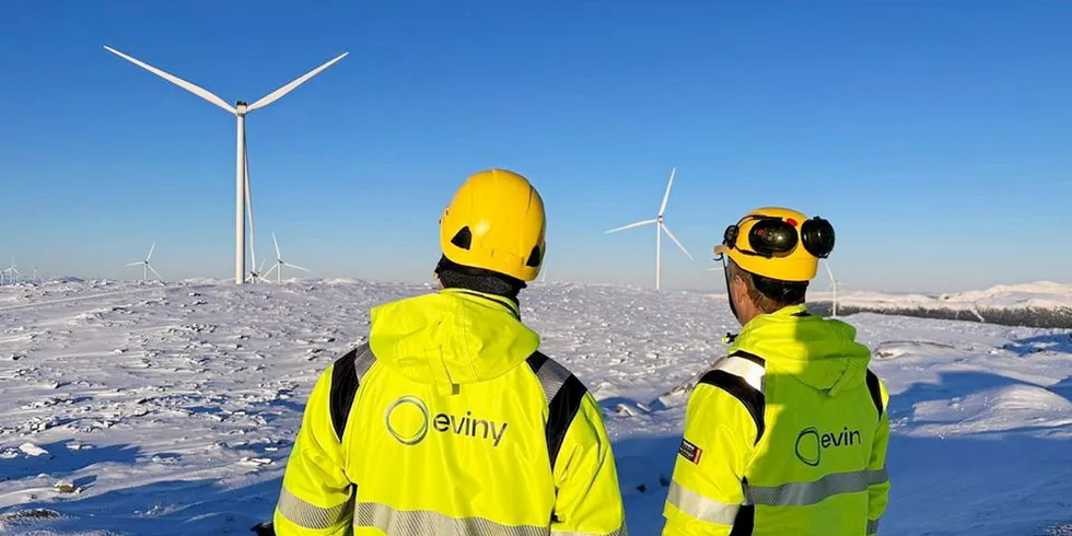 Guleslettene vindkraftverk ligger i kommunene Bremanger og Kinn og består av 47 turbiner.