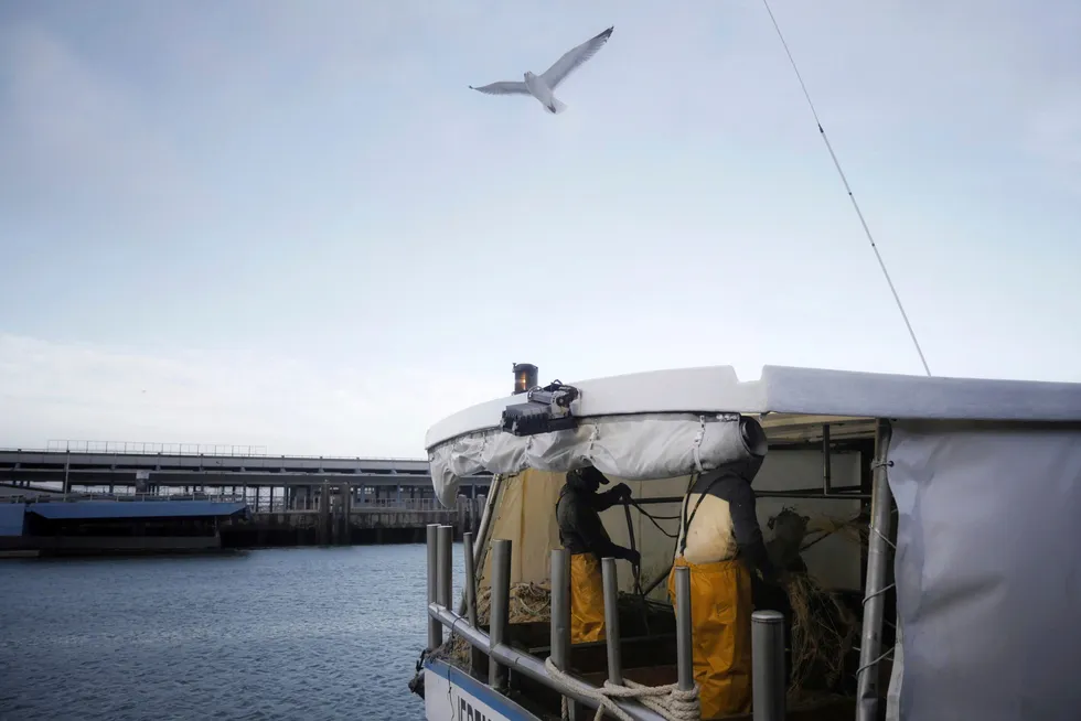 Fiskere på den franske båten Jeremy-Florent II var tirsdag 10. desember ute på havet. Den nye brexitavtalen reduserer EUs fiskekvote med 25 prosent.