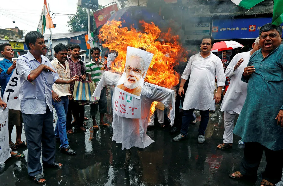 Det har vært protester mot den nye salgsskatten i India den siste uken, blant annet i Kolkata, hvor demonstranter brente figurer som skulle forestille statsminister Narendra Modi. Foto: Rupak De Chowdhuri / Reuters / NTB Scanpix