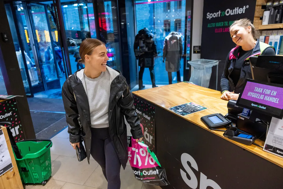 Mirjam Berge Gregersen (28) kjøper julegave til sin far på Sport Outlet i Karl Johans gate ved Egertorget og blir hjulpet av Malin Svensson.