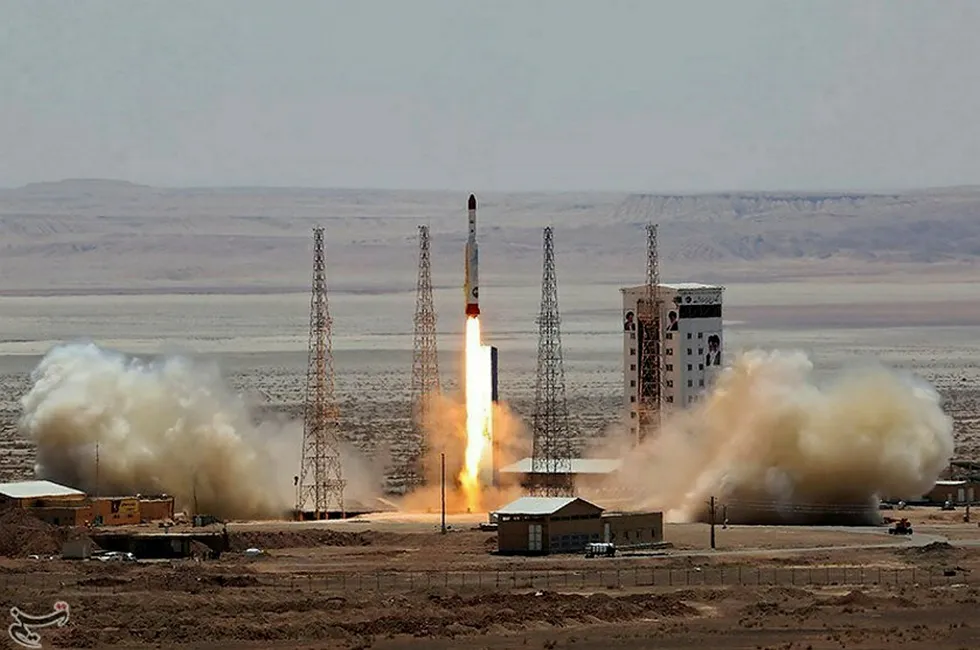 Simorgh-raketten ble skutt opp fra Imam Khomeini romfartssenter i Iran torsdag. Bildet er delt ut av via Tasnim News Agency. Foto: HANDOUT