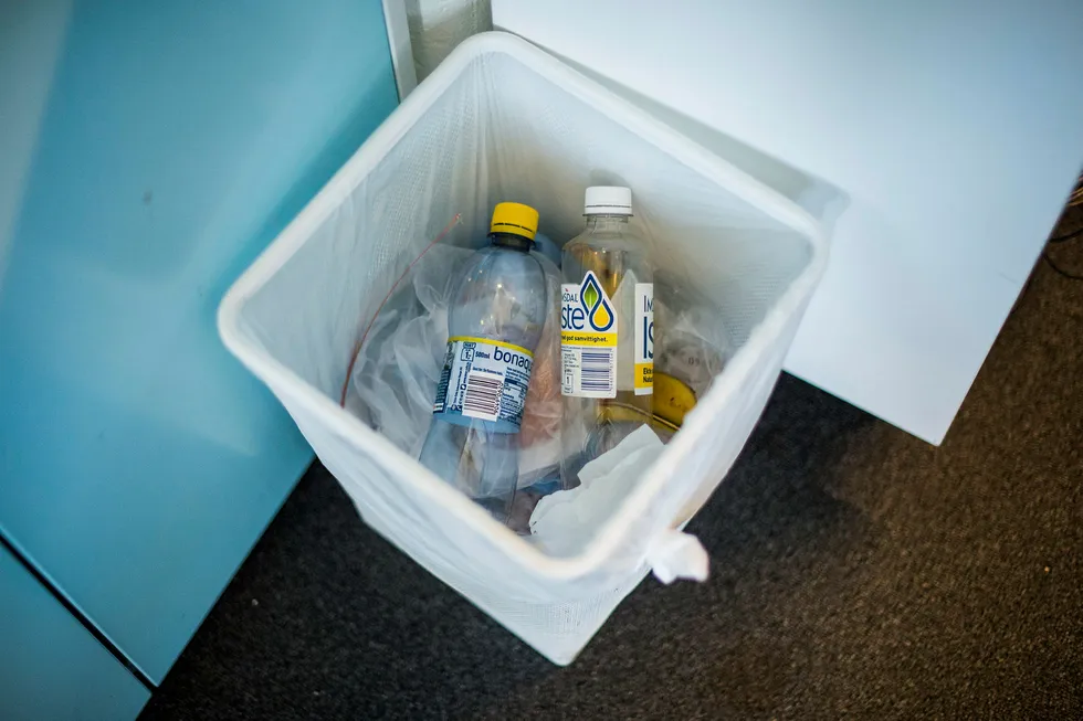 Miljøvernminister Michael Gove vil ha slutt på at plastflasker kastes og har lagt planer om å innføre en panteordning i Storbritannia. Foto: Fredrik Varfjell / NTB Scanpix