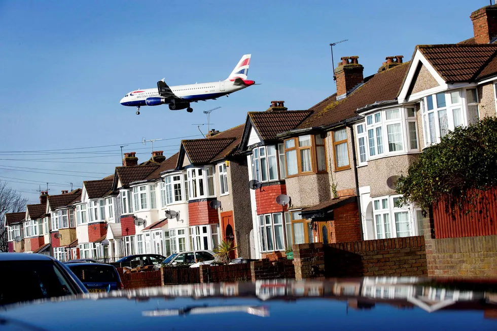 Fitch holder Storbritannia kredittvurdering uendret, men påpeker at utsiktene er negative. Her et British Airways-fly på vei inn for landing på Heathrow Lufthavn, London. Foto: JUSTIN TALLIS/Afp/NTB scanpix