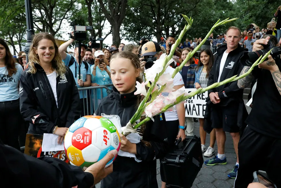 Greta Thunberg fikk blomster da hun ble møtt av tilhengere og miljøaktivister etter å ha kommet i land i New York.