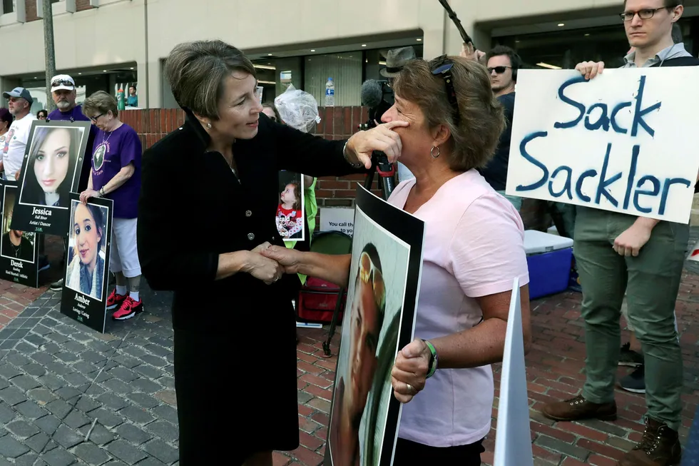 Massachusetts delstatsadvokat Maura Healey (til venstre) tørker tårer fra ansiktet til Wendy Werbiskis, som mistet sin sønn til en overdose i 2017. 46 amerikanske delstater har saksøkt farmasiselskapet Purdue Pharma og eierfamilien Sackler. Her utenfor et rettslokale i august.