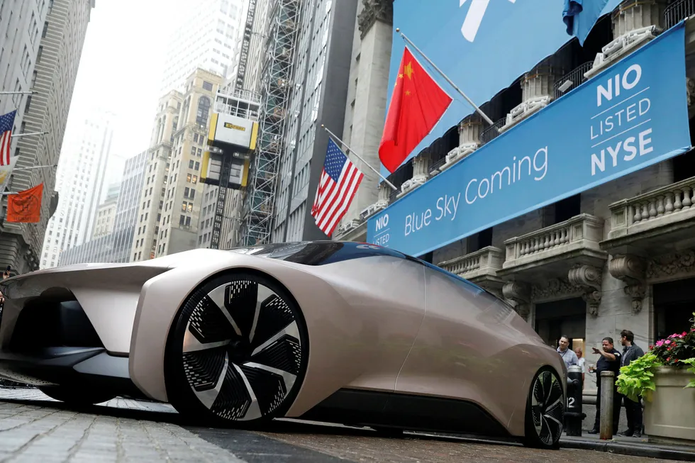 Den kinesiske elbilprodusenten Nio ble børsnotert i USA i høst etter å ha hentet inn over 1,1 milliard dollar i friske penger. Her er en konseptbil parkert utenfor New York-børsen i forbindelse med børsnoteringen.