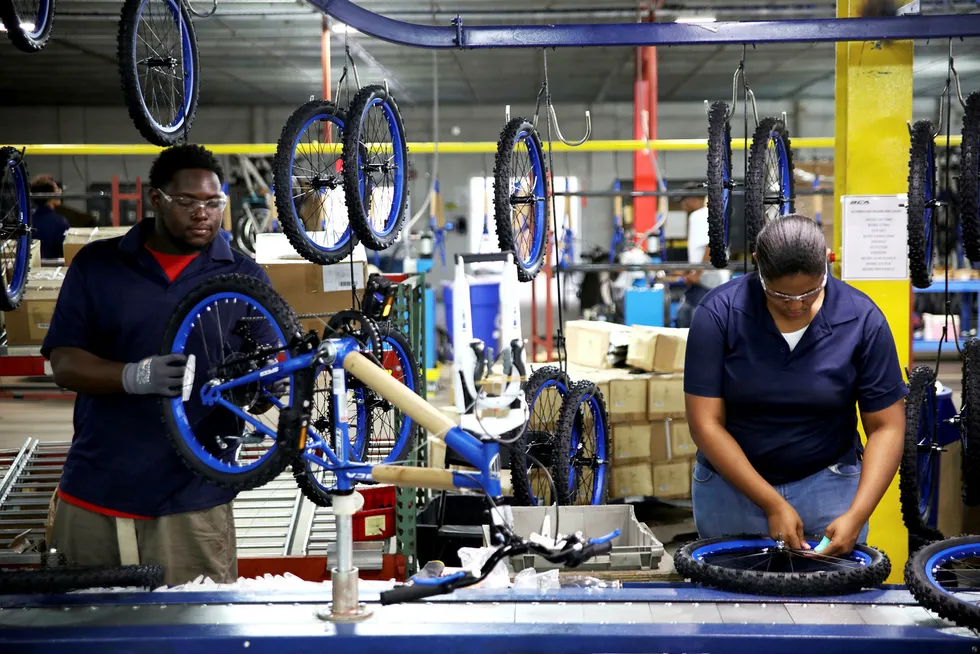 Amerikanske bedrifter melder nå om tiltagende knapphet på arbeidskraft. Gitt en svak produktivitetstrend, skal det ikke rare lønnstilleggene til før kostnadspresset i bedriftene tar seg opp. Her arbeidere som installerer hjul på sykler hos en sykkelprodusent i Sør-Carolina USA. Foto: Travis Dove/Bloomberg