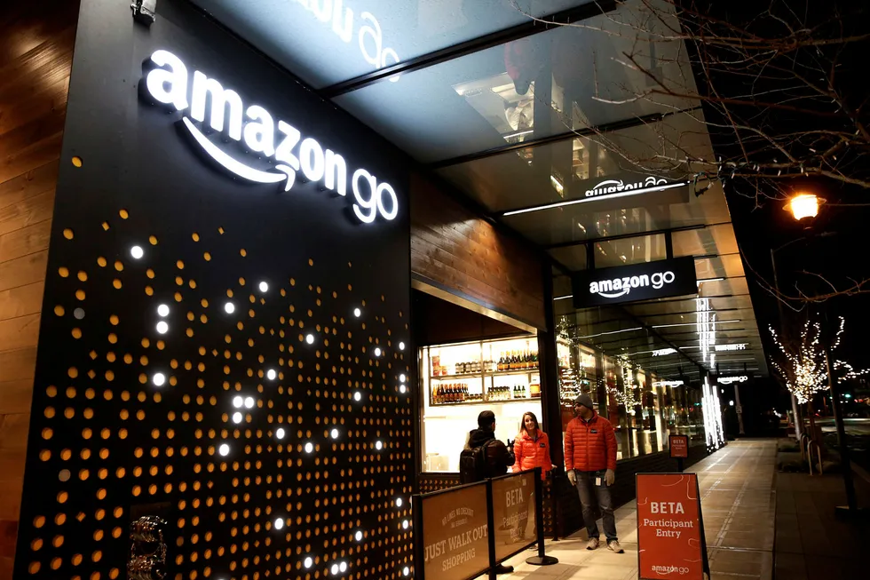 Amazon Go i Seattle, en dagligvarebutikk på uten kasser og køer, hvor kundene plukker varer selv og går fra butikken uten å betale. Sluttsummen ser de på Amazon-kontoen sin senere på dagen. Foto: Jason Redmond/Reuters/NTB Scanpix