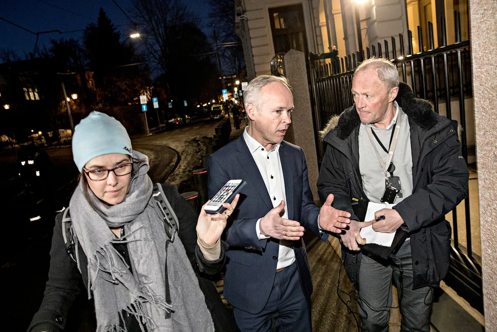 Høyres Jan Tore Sanner (i midten) på vei inn til møte med Erna Solberg i statsministerboligen mandag kveld. Foto: Aleksander Nordahl