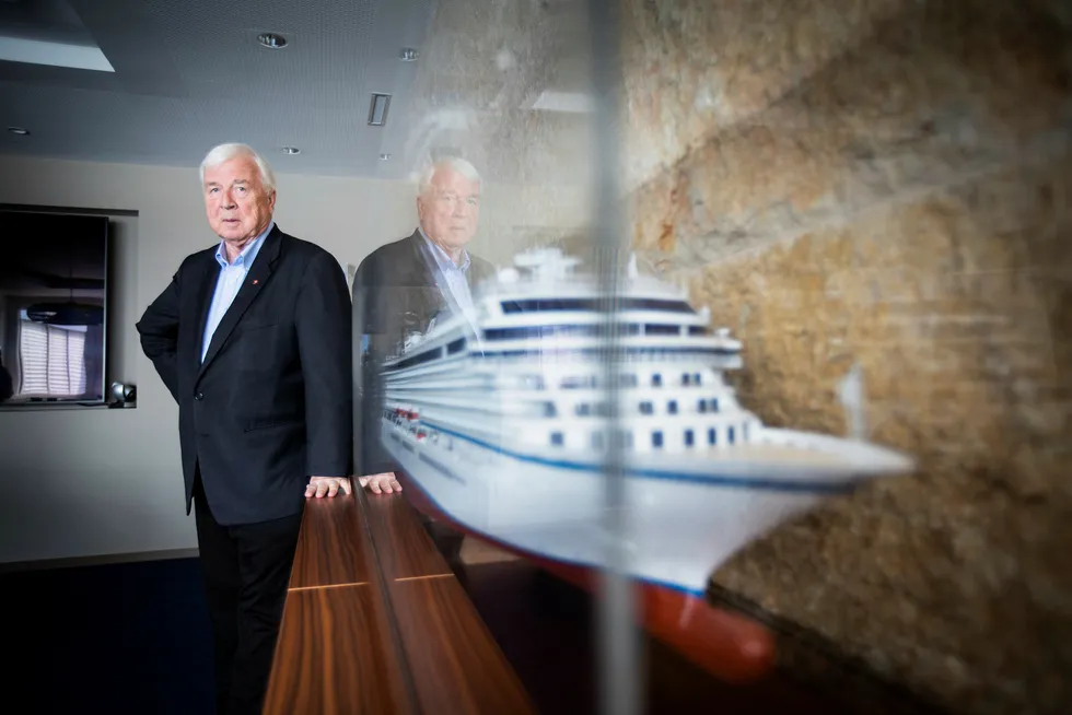 Skipsreder Torstein Hagen ved siden av en modell av Viking Star. Torstein Hagen er leder for selskapet Viking Cruise, med hovedsete i Basel.