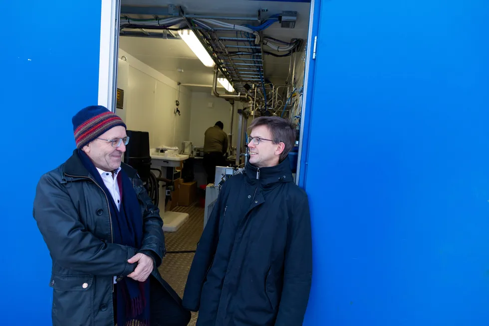 Hovedaksjonær Josef Filtvedt (til venstre) og daglig leder Erik Sauar i Cenate lover at deres egenutviklede nanosilisium vil gi elbil-batterier bedre rekkevidde og lenger holdbarhet, samt en billigere pris.