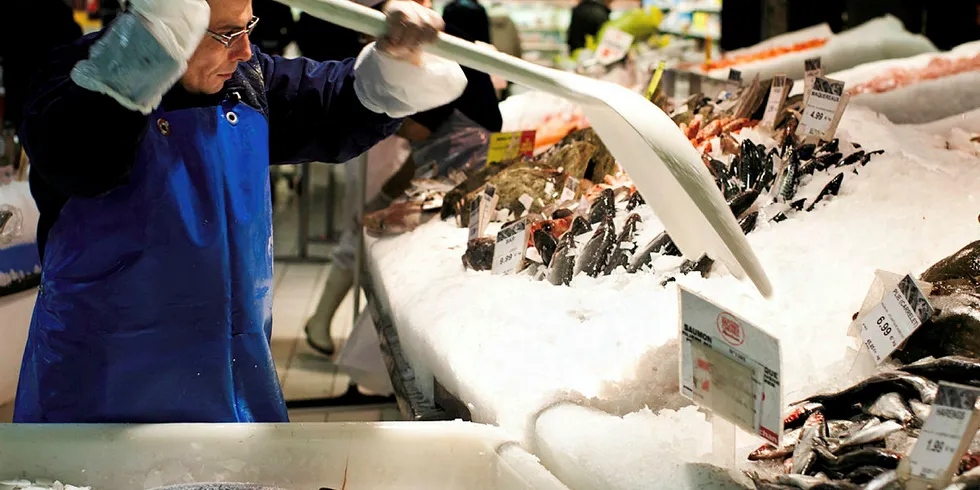 POPULÆRT: Norsk sjømat blir stadig mer populært, og aldri tidligere har vi solgt mer efisk enn i første halvår i år. Her er Mohamed Oussad bak fiskedisken på supermarkedkjeden Auchans butikk i Lille.