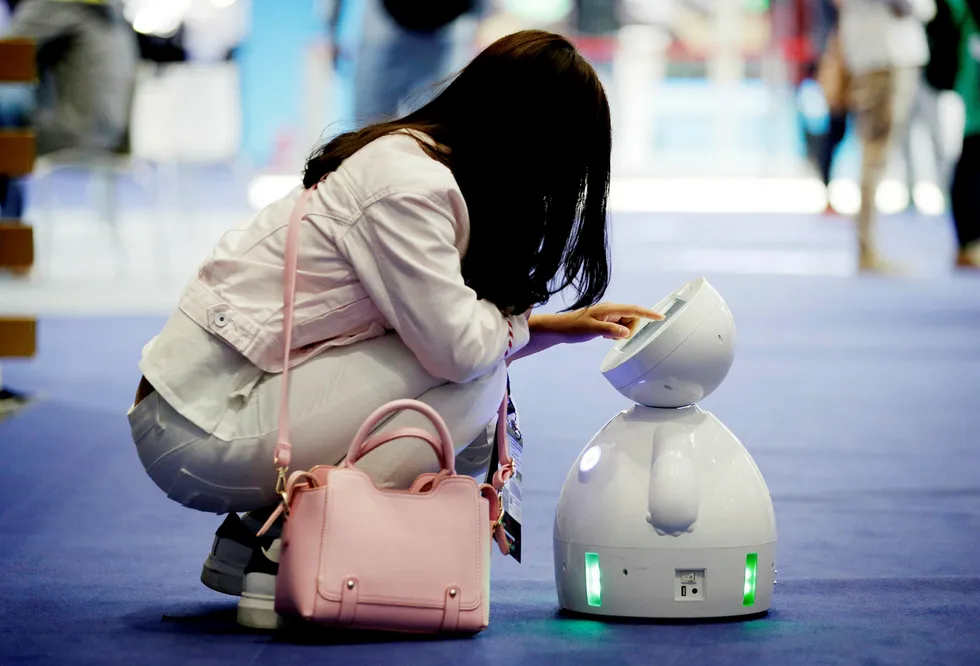 I jakten på en digital økonomi må vi rette all oppmerksomhet inn mot å skape nye arbeidsplasser som kan vokse og sysselsette flere, skriver artikkelforfatteren. Her fra en konferanse i Beijing sist fredag hvor en medarbeider setter opp en robot. Foto: Lee Jason/Reuters/NTB Scanpix