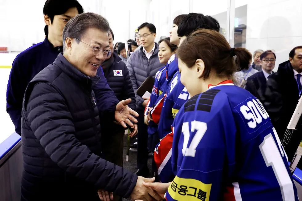Det kvinnelige sørkoreanske ishockeylaget er en viktig brikke i forsoning med Nord-Korea. President Moon Jae-in møtte laget på onsdag i håp om at spillere fra Nord-Korea kan delta i et felles lag under vinter-OL. Lagets trener er «sjokkert» og frykter dette vil ødelegge vinnersjansene for laget. Foto: Ha Sa-hun/Yonhap/AFP/NTB Scanpix