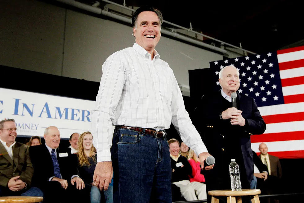 Daværende guvernør Mitt Romney fikk full støtte av senator John McCain da han stilte som presidentkandidat her i 2012. Nå kan Romney overta McCains rolle som republikansk korrektiv til president Donald Trump.
