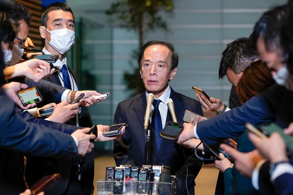 Japans sentralbanksjef Kazuo Ueda går forsiktig frem og sier ikke noe om når den ultraløse pengepolitikken skal avsluttes.