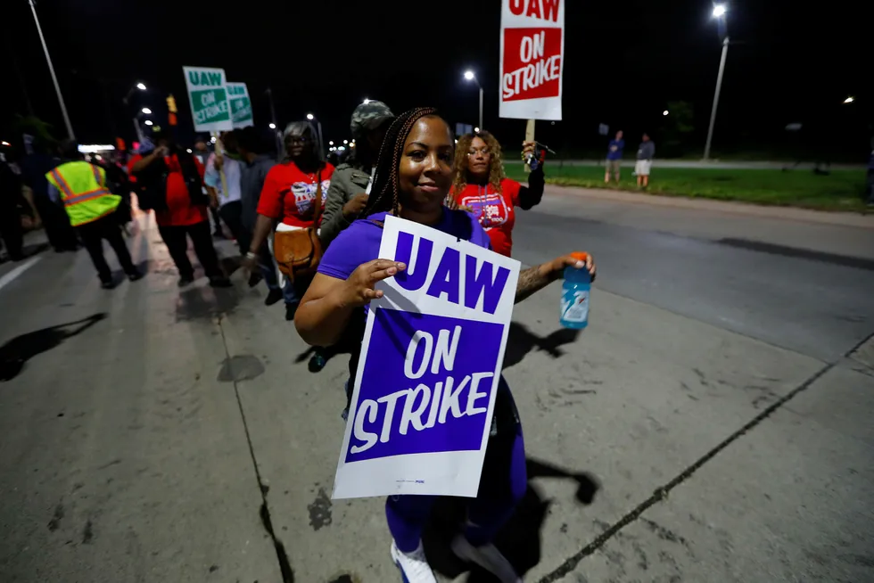 Nærmere 50.000 arbeidere hos den amerikanske bilgiganten General Motors i USA la mandag morgen ned arbeidet og gikk ut i streik. Foto: AP / NTB scanpix