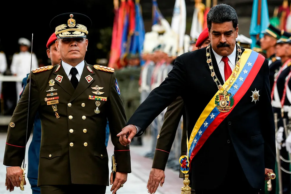 Venezuelas president Nicolas Maduro (til høyre) under en militærparade i Caracas torsdag. Foto: Juan Baretto/AFP photo/NTB Scanpix