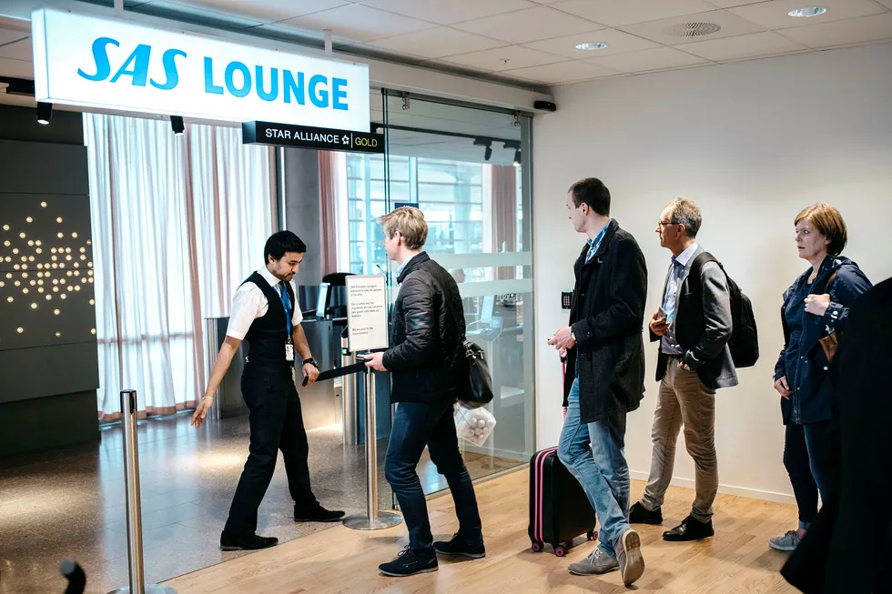 SAS-ansatte både på bakken og ombord i flyene kan se frem til en ekstra bonus om ett år – hvis den økonomiske utviklingen er som planlagt. I mellomtiden skal også pilotene forhandle om lønn og arbeidsvilkår. Her fra SAS-loungen på Oslo lufthavn.