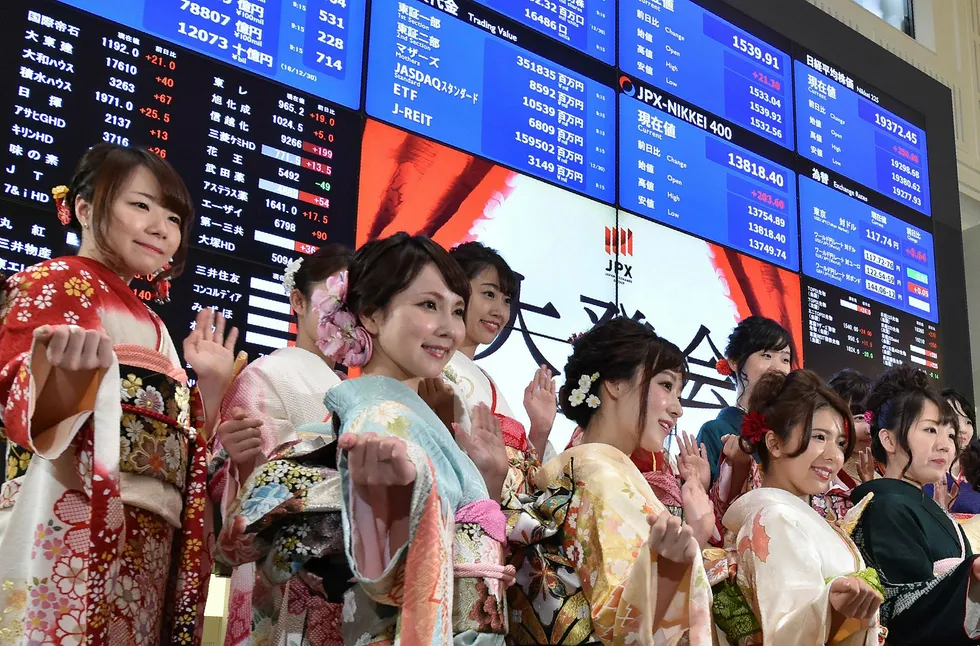 Kvinner ikledd tradisjonelle kimono markerte 2017-åpningen av Tokyo-børsen på onsdag. Investorer har flokket til japanske aksjer de siste to månedene. Nikkei-225-indeksen har steget med 20,2 prosent siden det ble bekreftet at Donald Trump vant det amerikanske presidentvalget. Foto: Kazuhito Nogi/AFP/NTB Scanpix