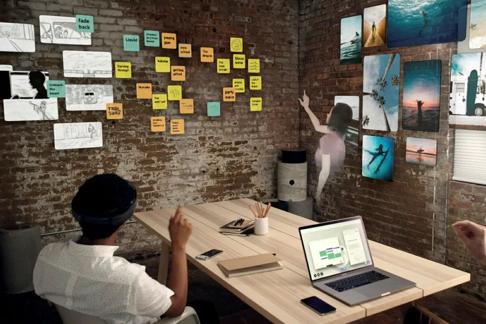 I et virtuelt arbeidsrom kan alle vegger bli en tavle eller en skjerm, og alle rom kan bli et møterom, skriver artikkelforfatterne.