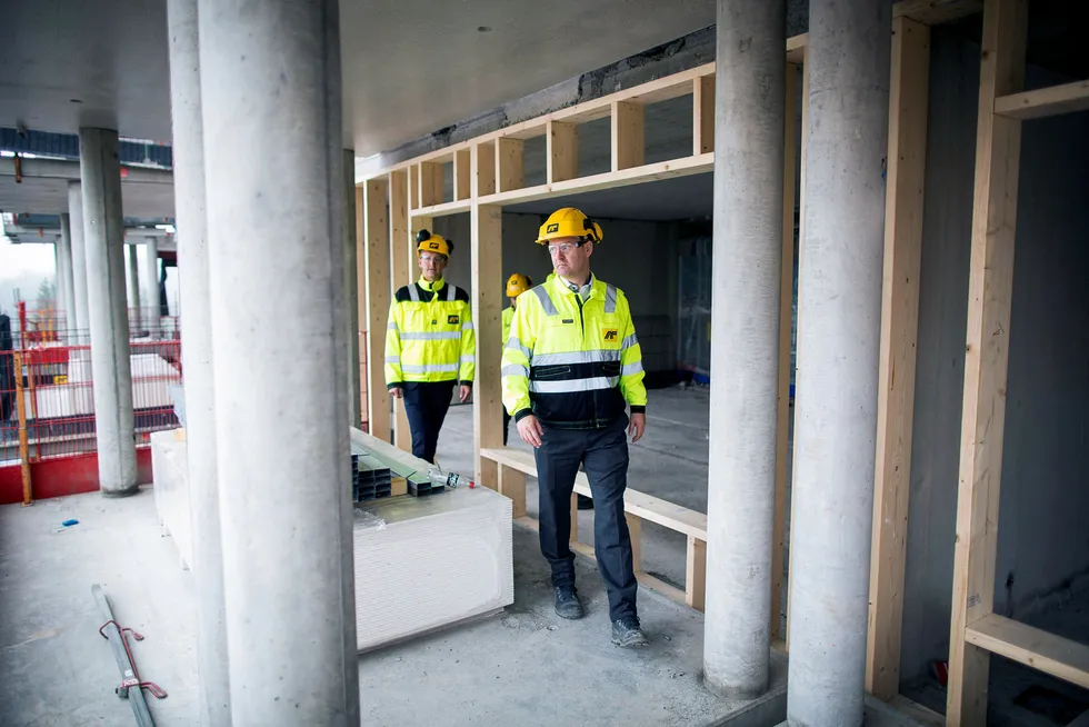 AF Gruppen hadde i første kvartal åtte boligprosjekter med i alt 1334 leiligheter i produksjonsfasen. Her er assisterende prosjektleder Bård Eckmann (til venstre) og konsernsjef Morten Grongstad på et prosjekt i Lørenskog. Foto: Gunnar Blöndal
