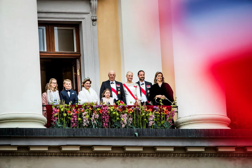 Kong Harald og dronning Sonja feirer sine 80 årsdager, her på slottsbalkongen med nærmeste familie. Foto: Frode Hansen/VG/NTB scanpix