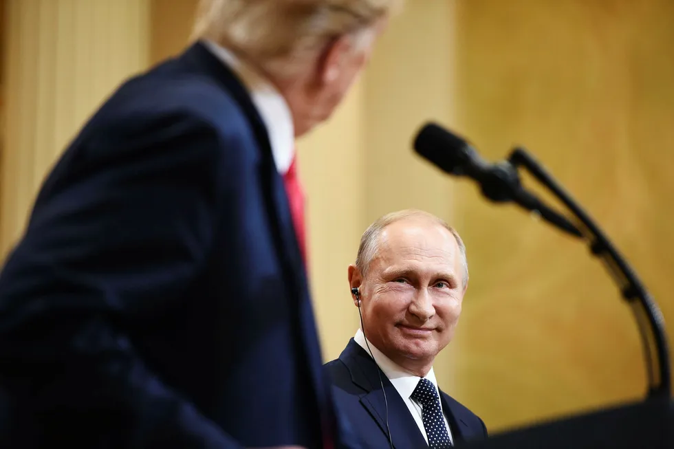 Russland og president Vladimir Putin har mistet troen på Donald Trump og amerikansk økonomi. Her fra toppmøtet i Finland denne uken. Foto: Brendan Smialowski/AFP/NTB Scanpix