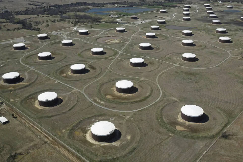 Oljelagre i den amerikanske byen Cushing, Oklahoma. De ukentlige tallene som viser hvorvidt amerikanske oljelagre har økt eller minsket har vist seg å kunne skape store bevegelser i oljeprisen. Foto: NICK OXFORD/Reuters