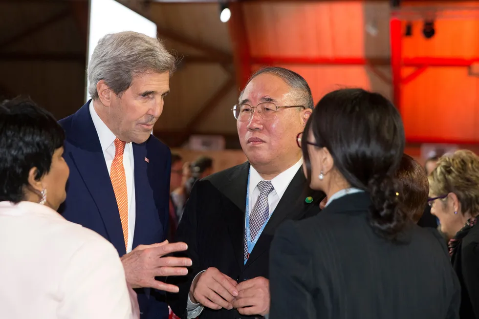Under FNs klimakonferanse COP21 i Paris i 2015 forhandlet USAs utenriksminister John Kerry og Xie Zhenhua, leder for Kinas forhandlingsdelegasjon. Nå er samarbeidet blitt tatt opp igjen.