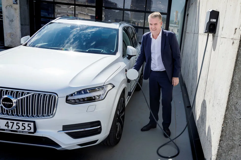 – Vi har biler som vi ikke vet hva vil koste etter nyttår, sier administrerende direktør Frode Hebnes i Bilia, om blant andre denne, en Volvo XC90. I liket med resten av bilbransjen etterlyser han en avklaring fra regjeringen av hvordan bilavgiftene skal beregnes.