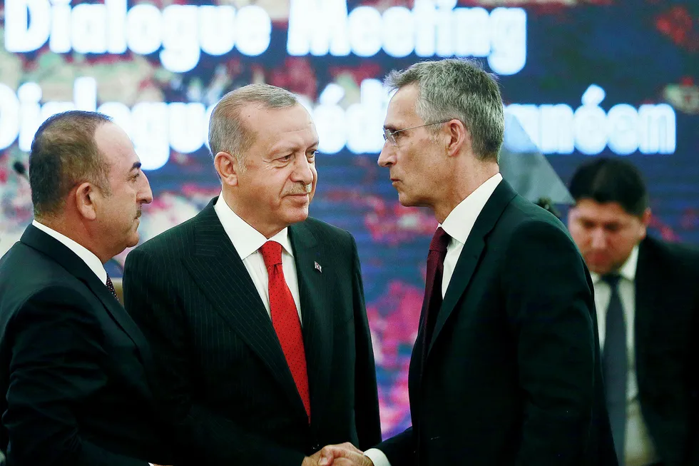 En bekymret Nato-sjef Jens Stoltenberg (til høyre) møtte mandag Tyrkias president Erdogan (i midten)